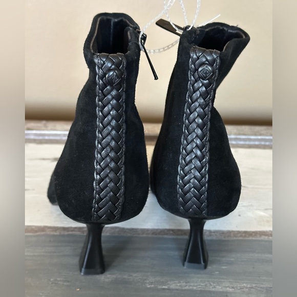 New w/ Imperfections - Donald Pliner Baltimor Suede Boots - Size 6. Retail $250